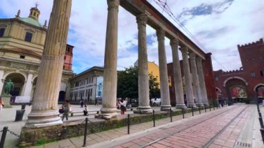 Ortaçağ San Lorenzo Bazilikası Panorama, antik Roma harabeleri Colonnade di San Lorenzo, modern tramvay ve tarihi Porta Ticine Ortaçağ kapısı arka planda, Milan, İtalya