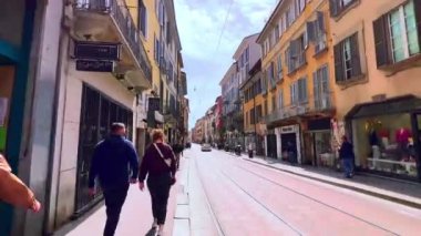 Corso di Porta Ticinese caddesinde klasik evler, kafeler ve mağazalar, Milan, Lombardy, İtalya