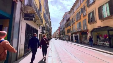 Renkli vintage evler, mağazalar ve restoranlarla dolu dar Corso di Porta Ticinese caddesi, Milan, İtalya