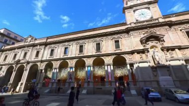 Piazza dei Mercanti Meydanı, Milan, İtalya 'da tarihi heykel Palazzo Giureconsulti (Palazzo Affari) Panoraması