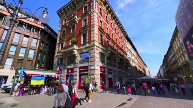 Via Dante, Milano 'nun ünlü turistik caddelerinden biridir, restoranlar, dükkanlar, tiyatrolar, tarihi konutlar ve İtalya' nın diğer şehir simgelerinden biridir.