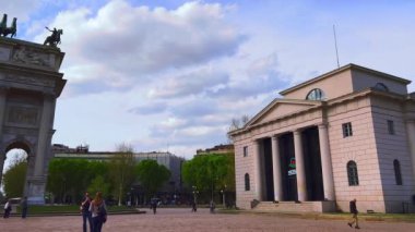 MILAN, ITALY - 9 Nisan 2022: 9 Nisan 'da Milano' da Piazza Sempione 'de bulunan heykeltraş edilmiş Barış Kemeri veya Simplon Kapısı Panoraması