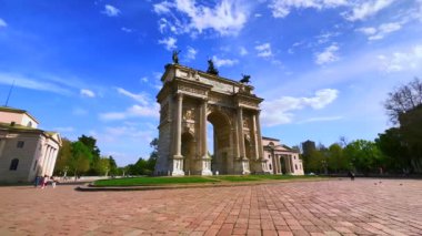 MILAN, ITALY - 9 Nisan 2022: Tarihi Barış Kemeri veya Simplon Kapısı Panoraması - 9 Nisan 'da Milano' da, yaya Piazza Sempione 'de bulunan zafer kemeri