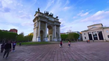 MILAN, ITALY - 9 Nisan 2022: 9 Nisan 'da Milano' da Piazza Sempione 'de bulunan tarihi heykeltraş Barış Kemeri' nin (Simplon Gate) etrafında yürüyüş