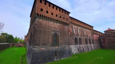 Sforza Kalesi 'nin (Castello Sforzesco) köşesinde uzun tuğla kuleler, surlar, köprüler, kapılar ve hendekler vardır.