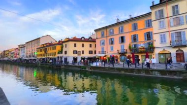 MILAN, ITALY - 9 Nisan 2022: Alda Merini Köprüsü ile Naviglio Grande Kanalı panoraması ve 9 Nisan 'da Milano' da kanalın arkasındaki ünlü restoran ve barlar