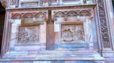Milano Katedrali 'nin (Duomo di Milano) ön cephesinin panoraması ve başyapıt mermer kabartmaları, İtalya