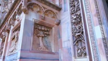 Ortaçağ Duomo di Milano Katedrali (Milan Katedrali) heykel, kabartma, çelenk ve karmaşık desenlerle zengin bir şekilde dekore edilmiş taş cephesiyle övünür, Lombardy, İtalya