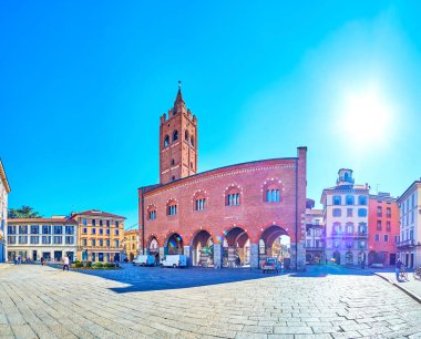 İtalya, Monza 'da Palazzo dell' Arengario adında tarihi belediye binası olan ortaçağ Monza şehri panoraması.