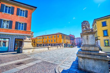 Aslanlar Köprüsü, İtalya 'nın Monza şehrinde bulunan dört aslan heykeliyle Lambro nehri üzerinde.