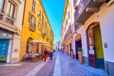 Monza, İtalya - 11 Nisan 2022: Via Carlo Alberto, tarihi merkezin merkezi yaya caddelerinden biri, 11 Nisan 'da İtalya' nın Monza kentinde