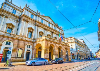 MILAN, ITALY - 11 Nisan 2022: 11 Nisan 'da İtalya' nın Milano kentinde Piazza della Scala 'daki en ünlü Opeha Evlerinden biri olan La Scala