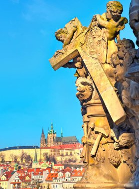 Aziz Vitus Katedrali, Prag, Çek Cumhuriyeti 'ne karşı Charles Köprüsü' nde Meryem Ana ve Aziz Bernard heykeli üzerinde haç taşıyan taş melekler.