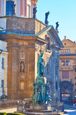 Kral IV. Charles 'ın bronz heykeli, Assisi Kilisesi' nin Aziz Francis heykeline karşı, Çek Cumhuriyeti 'nin Prag kentindeki Haçlılar Meydanı' nda.