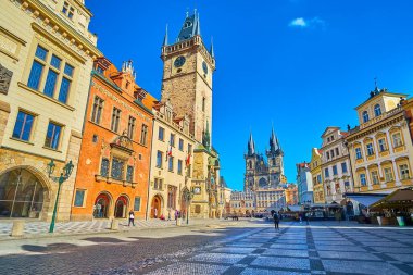 Staromestske namesti 'nin (Eski Şehir Meydanı) tarihi mimarisi, Orloj astronomik saati, Tyn' den önceki Meryem Ana Kilisesi ve renkli ortaçağ konutları, Stare Mesto, Prag, Çek Cumhuriyeti