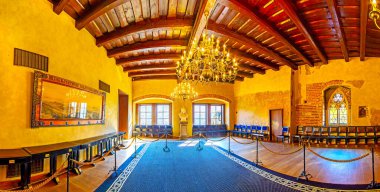 PRAG, CZECHIA - 8 Mart 2022: Ortaçağ George 's Prag Eski Şehir Salonu panoraması ahşap tavanı, duvarlarda fresk izleri ve Çek Kralı George, Çek Cumhuriyeti büstü