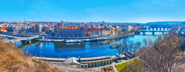 Letna Hill 'den eski Prag Panoraması, Vltava manzaralı, tarihi köprüler, Dvorak Embankment, konaklar ve malikaneler, Çek Cumhuriyeti