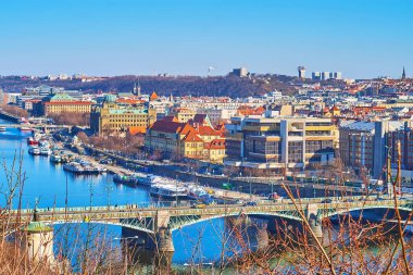 Vltava Nehri 'nin karşısındaki manzaralı Cech Köprüsü ve Dvorak seti, Prag, Çek Cumhuriyeti yakınlarındaki evler