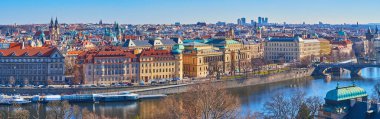 Çek Cumhuriyeti 'nin Prag eyaletinde Letna Hill' den bakıldığı gibi tarihi konak evleri, kırmızı kiremit çatıları ve yüksek ortaçağ kuleleri ile Bakış Mesto ve Vltava Nehri panoraması