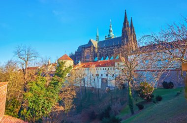 Geyik Hendeği (Geyik Hendeği), Prag Kalesi 'nin ortaçağ duvarları ve kuleleri ve muhteşem Gotik St Vitus Katedrali, Prag, Hradcany, Çek Cumhuriyeti