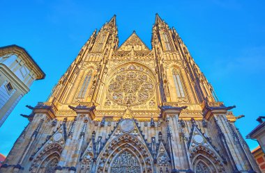 Kum taşı Gotik St Vitus Katedrali 'nin ana kapısı süslenmiş gül ve mızrak camları, heykeller, zirveler ve oyulmuş yardım kalıpları, Prag Şatosu, Çek Cumhuriyeti