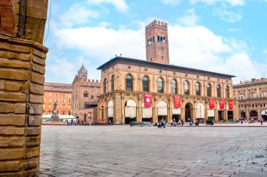 BOLOGNA, İtalya - 24 Eylül 2017: Piazza Maggiore, çarpıcı Palazzo del Podesta ile şehrin merkezi meydanı, 24 Eylül 'de İtalya' nın Bologna kentinde