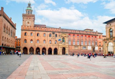 BOLOGNA, İtalya - 24 Eylül 2017: Piazza Maggiore, çarpıcı ortaçağ binaları ile şehrin merkezi meydanı, 24 Eylül 'de İtalya' nın Bologna kentinde