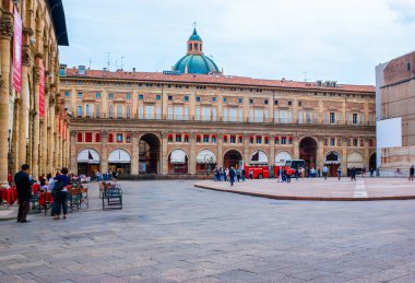BOLOGNA, İtalya - 24 Eylül 2017: Piazza Maggiore, çarpıcı ortaçağ binaları ile şehrin merkezi meydanı, 24 Eylül 'de İtalya' nın Bologna kentinde