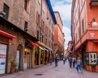 BOLOGNA, İtalya - 24 Eylül 2017: Bologna, İtalya 'da çok sayıda mağaza, bar ve restoran ile Azeglio alışveriş caddesi