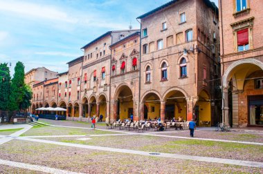 BOLOGNA, ITALY - 24 Eylül 2017: Piazza Santo Stefano, şehir merkezindeki üçgen kare, 24 Eylül 'de İtalya' nın Bologna kentinde