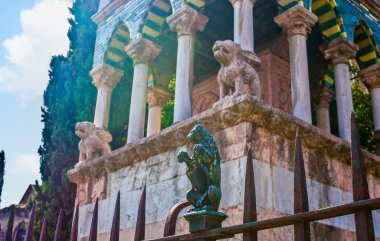 Romanzi 'nin Rolando Mezarı. Aslan heykelleri, San Francesco Bazilikası, Bologna, İtalya' da bulunan sütunları destekliyor.