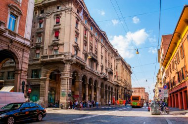 BOLOGNA, İTALYA - 24 Eylül 2017: Via Rizzoli Caddesi ve Ortaçağ Palazzo Re Enzo arka planda, 24 Eylül 'de İtalya' nın Bologna kentinde