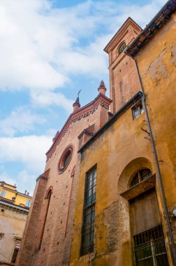 İtalya, Bologna 'daki Basilica di San Martino ve ortaçağ evi cephesi
