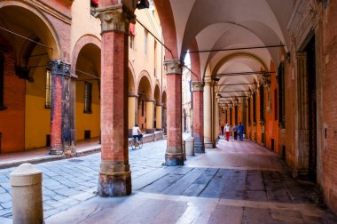 Tipik İtalyan dolambaçlı caddesi Porticos Via Castiglione, kapalı oyun yolları, Bolonya, İtalya