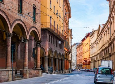 Via Farini caddesinde, atari salonlarıyla, Bolonya, İtalya 'daki tarihi evlerle dolambaçlı manzara