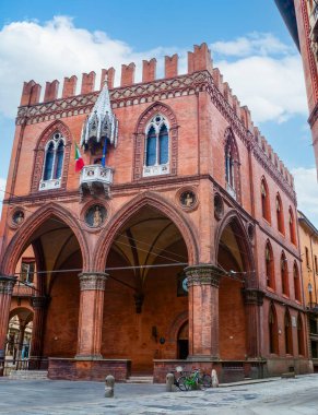 Palazzo della Mercanzia, beyaz balkonlu gotik ön cephe, Piazza della Mercanzia, Bologna, İtalya