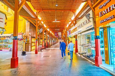 DUBAI, BAE - 2 Mart 2020 'de Dubai' de mücevher mağazaları ve hediyelik eşya tezgahlarıyla dolu, ahşap tavan ve sütunlarla kaplı Altın Çorba sokağı