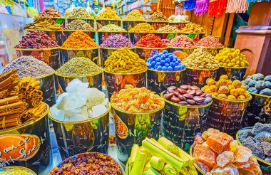 DUBAI, BAE - 2 Mart 2020: Dubai, Deira 'da 2 Mart' ta büyük miktarda baharat, otlar, çiçek çayı, fındık, kaya tuzu ve vücut bakımı için kullanılan mineraller