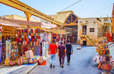 DUBAI, BAE - 2 Mart 2020: Dubai Grand Souq Dubai 'de 2 Mart' ta Dubai 'de birçok egzotik hediyelik eşya ve yiyecek satan eski tarz bir pazar