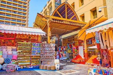 DUBAI, BAE - 2 Mart 2020: Bur Dubai Grand Souq (pazar, pazar), Dubai 'de 2 Mart' ta büyük miktarda ilginç eşya ve hediyelik eşya içeren klasik doğu pazarı atmosferine sahiptir.