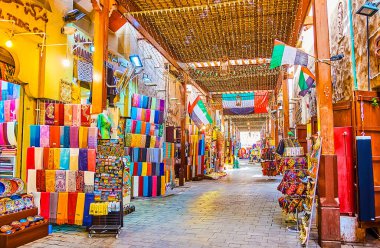 DUBAI, BAE - 2 Mart 2020: Dubai Grand Souq 'un eski dar sokaklarında yürüyün, 2 Mart' ta Dubai 'de hediyelik eşya, mıknatıs, kaşmir eşarp, çömlek ve aksesuar seçin.