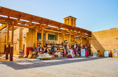 DUBAI, BAE - 2 Mart 2020 'de Dubai Dubai Grand Souq' un ahşap tepe örtüsü ve yel değirmenleri ile tarihi binalarda bulunan mağazaları ve tezgahları, 2 Mart 'ta Dubai, BAE' de