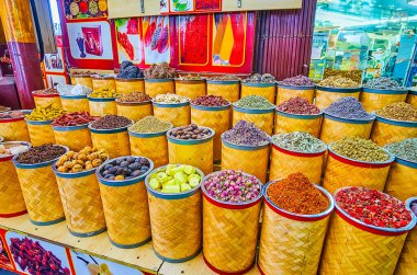 Grand Souq Deira 'nın Baharat Çorbası bölümü çeşitli baharatlar, doğu otları, çiçek çayı, kurutulmuş meyve, fındık ve diğer egzotik ürünleri ile popülerdir.