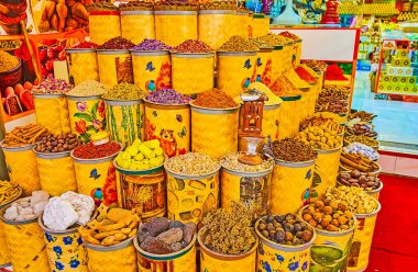 Bur Dubai Grand Souq 'un (pazar, pazar) baharat tezgahında mis kokulu bitkiler, kurutulmuş çiçekler ve egzotik doğu baharatları, Dubai, BAE