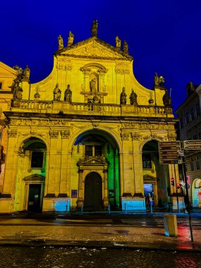 St. Salvator Kilisesi 'nin Stare Mesto bölgesinde gece yürüyüşü. Parlak gece aydınlığı, Prag, Çek Cumhuriyeti