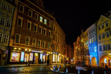 PRAGUE, CZECH REPUBLIC - Mart 04, 2022: Erkek Namesti (Little Square), Çek Cumhuriyeti Prag, Prag 'da tarihi binaların büyük cepheleriyle eski kentin en rahat meydanlarından biridir.