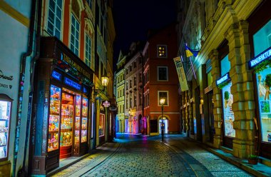 PRAGUE, CZECH REPUBLIC - Mart 04, 2022: Karlova Caddesi en popüler turistlerden biri Ortaçağ dar Karlova sokağı, Çek Cumhuriyeti 'nin Prag kentindeki eski kentin merkezi yürüyüş yeridir.