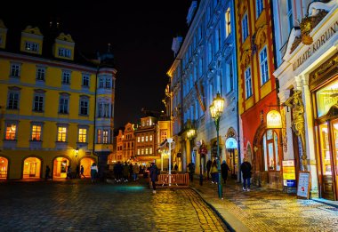 PRAGUE, CZECH REPUBLIC - Mart 04, 2022: Erkek Namesti (Küçük Meydan) etrafındaki malikanelerin büyük gece aydınlanmasıyla, Çek Cumhuriyeti Prag, Prag