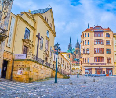 BRNO, CZECH Cumhuriyet - 10 Mart 2022: Capuchin Meydanı 'ndaki Kutsal Haç Bulma Kilisesi, 10 Mart' ta Çek Cumhuriyeti 'nin Brno kentinde