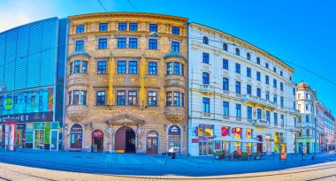 BRNO, CZECH REPUBLIC - 10 Mart 2022: Dum panu z Lipe (Lipa Lordları Evi) ile Özgürlük Meydanı 'ndaki binaların panoraması, 10 Mart' ta Çek Cumhuriyeti 'nin Brno kentinde